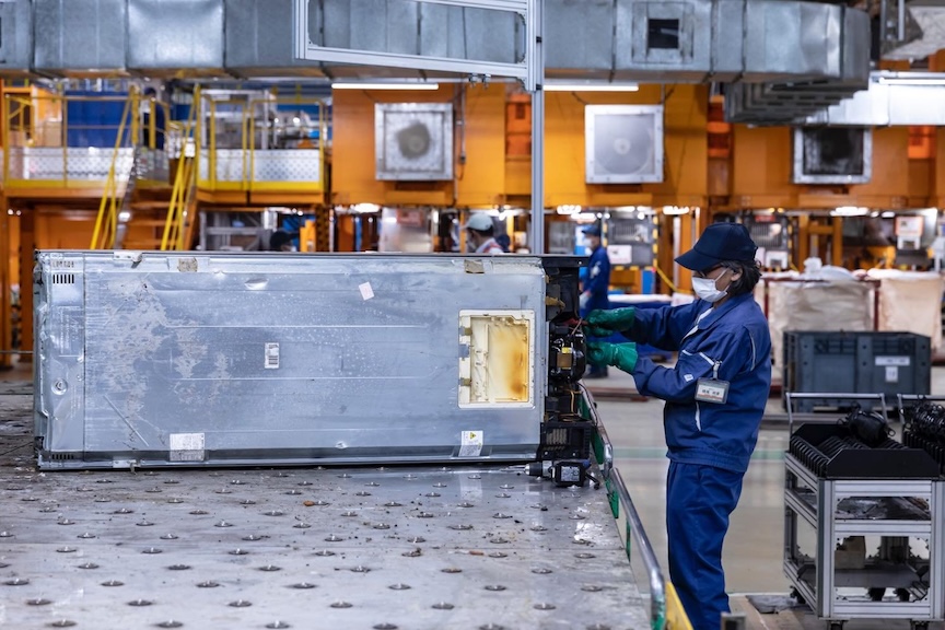 冷蔵庫のフロンガスなどを回収している人の写真