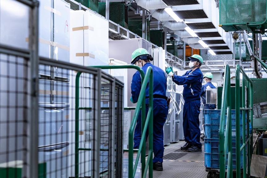 専用スキャナで冷蔵庫の品番を読み取る作業者の写真