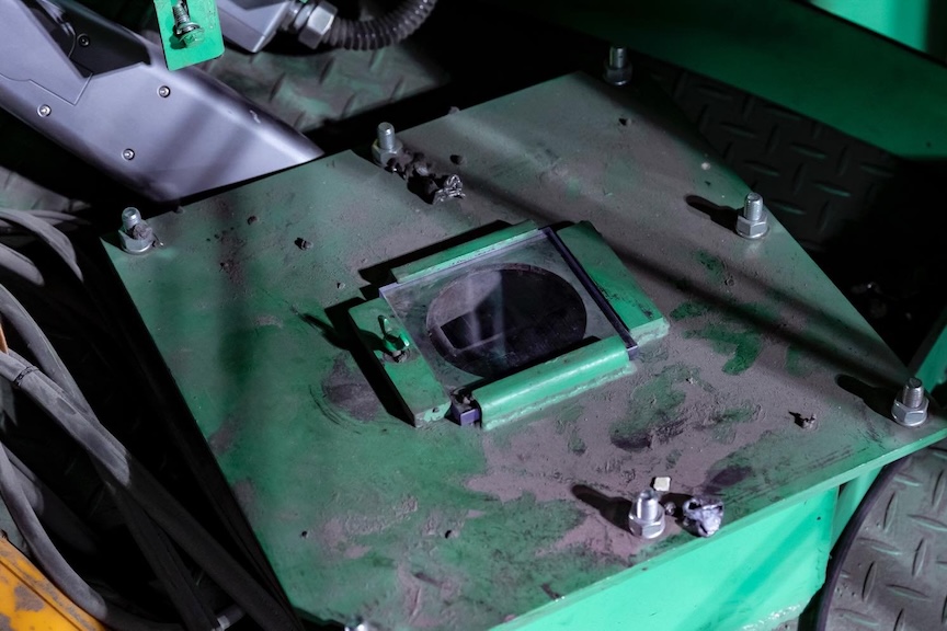 破砕機の上に取りつけられた小窓の写真