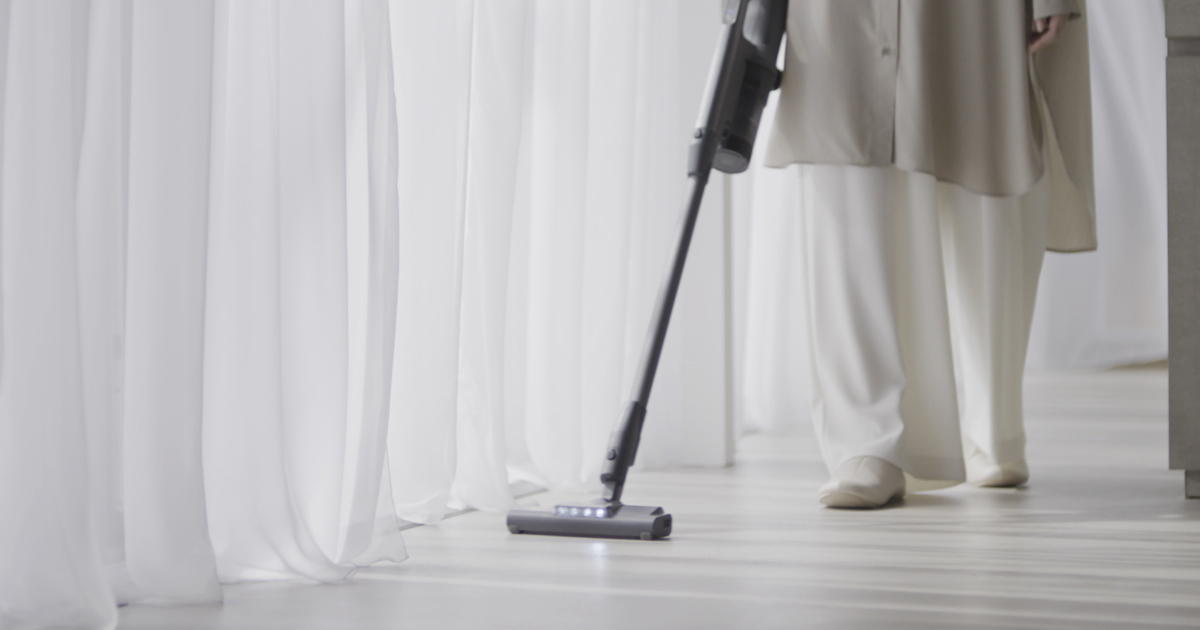 掃除機をかけている写真