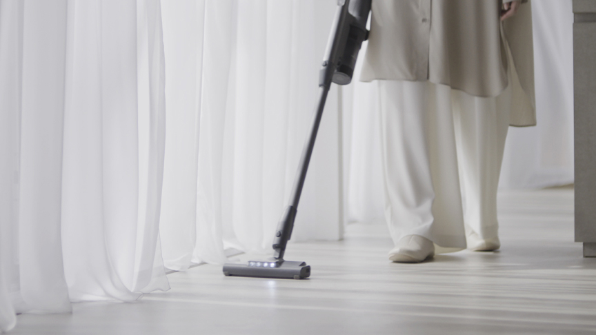 掃除機をかけている写真