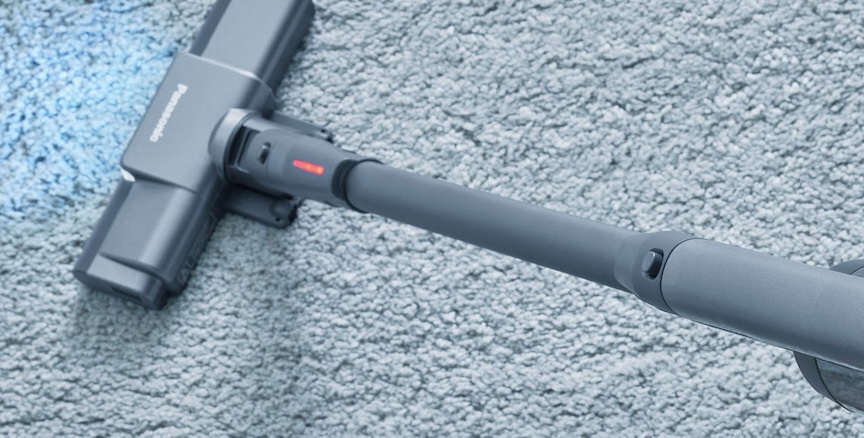 掃除機でカーペットを掃除している写真