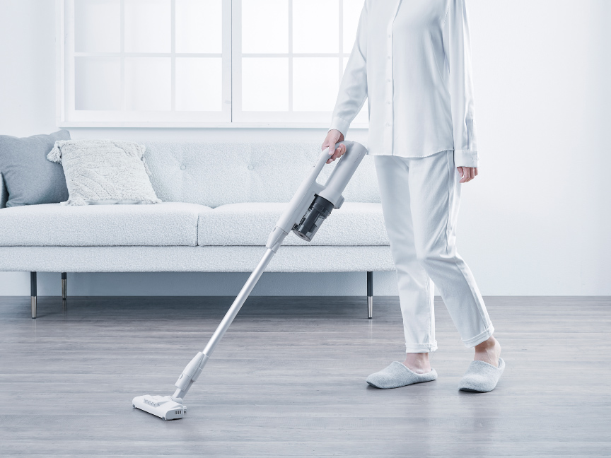 掃除機をかけている様子の写真