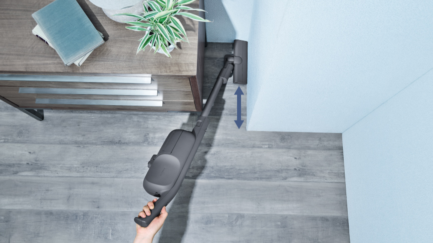 掃除機で隙間を掃除している写真