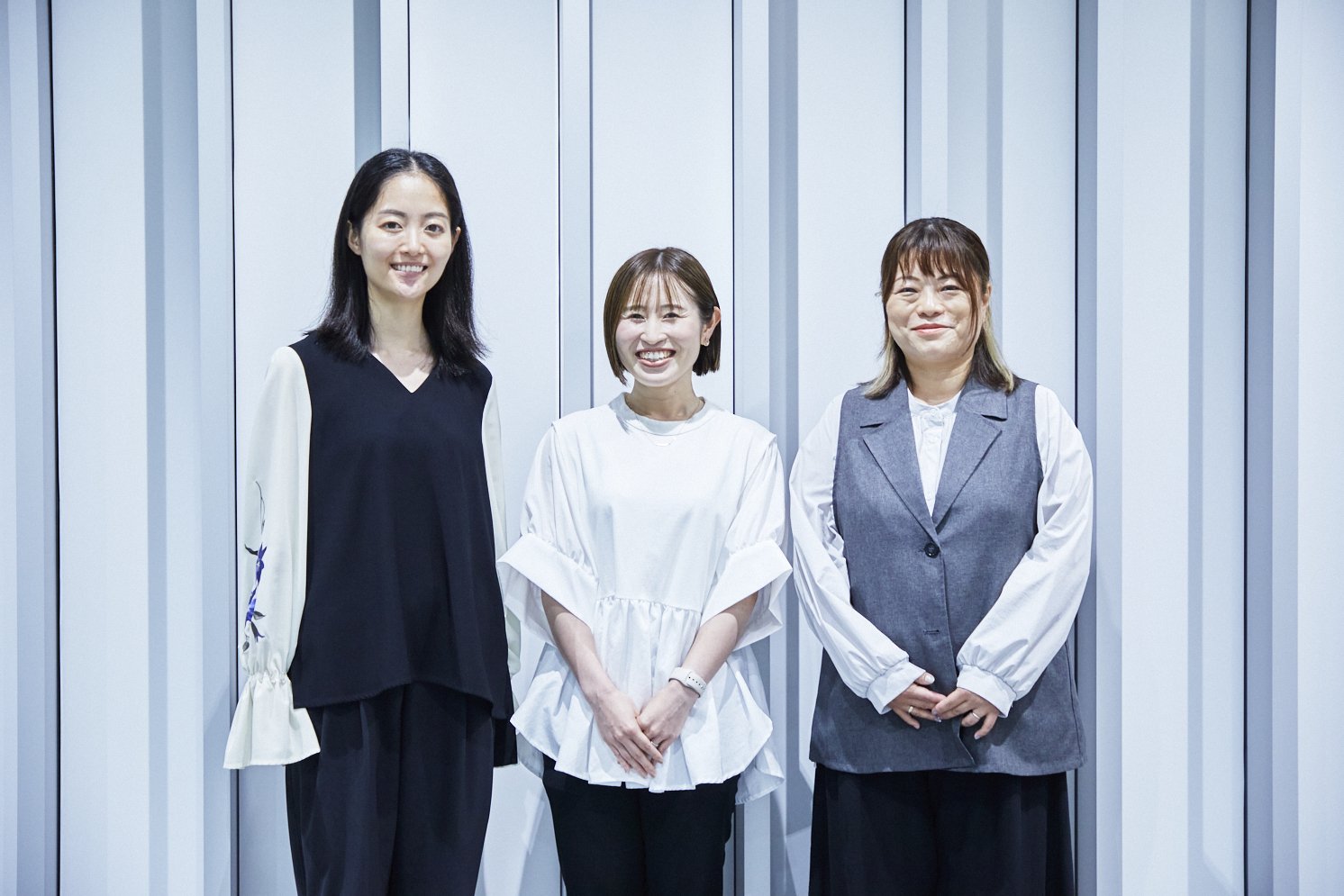 壁の前で笑顔で立っているハヤカワ五味さんと五明愛望と柴山亜美の写真