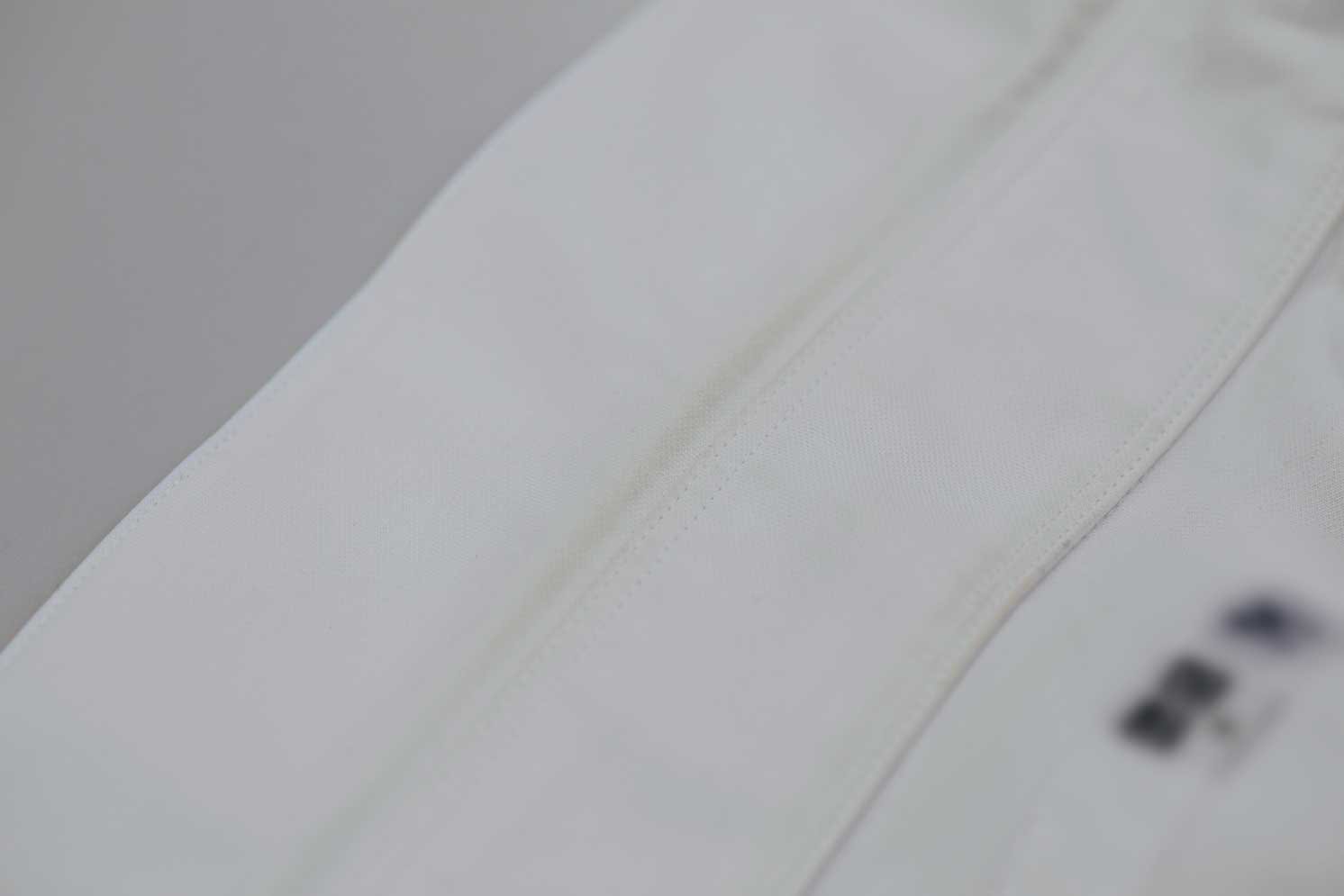 皮脂汚れ、においを付けた評価測定用の服の襟元の写真