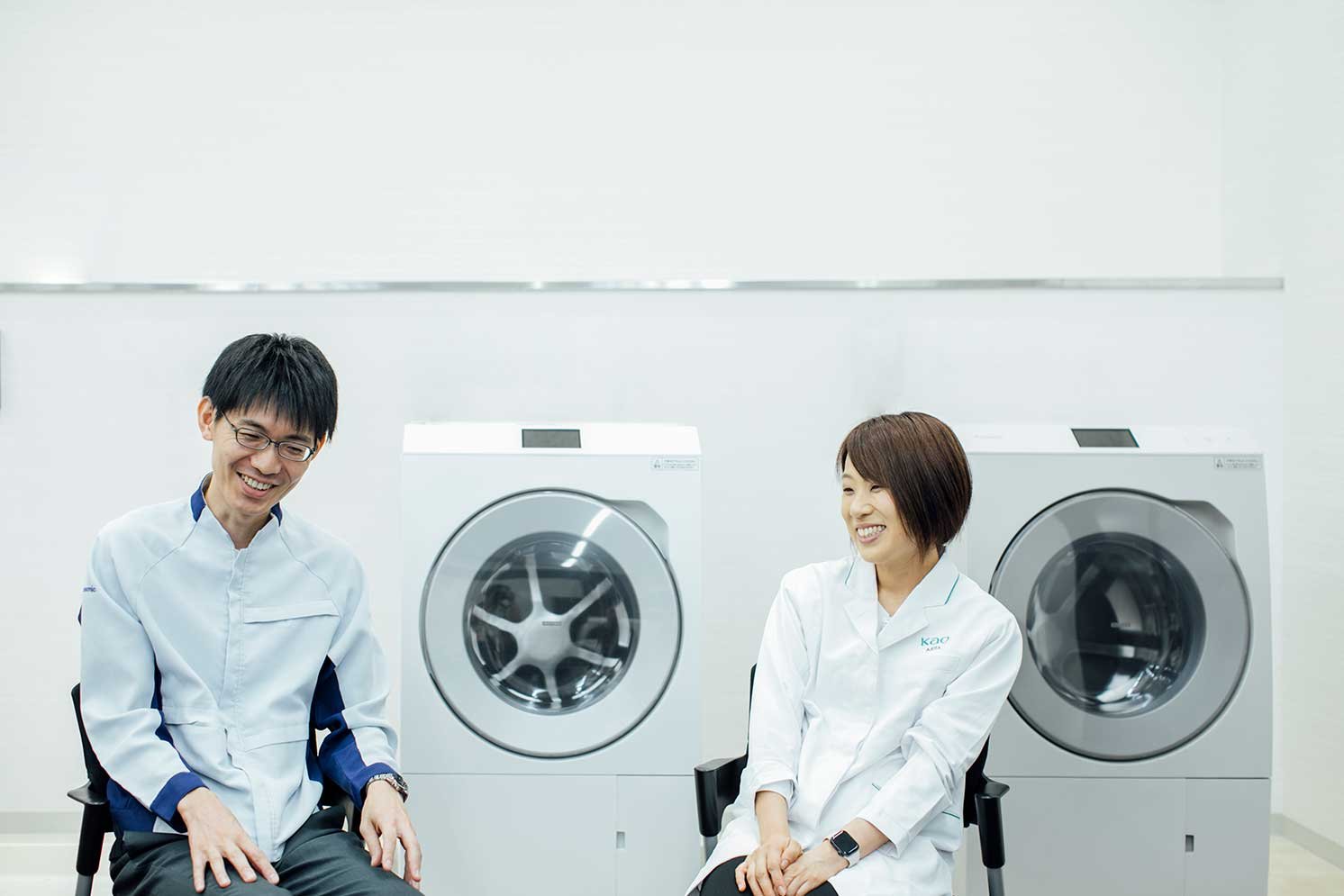 未来の洗濯について話す喜多亜矢子さんと工藤慶之の写真