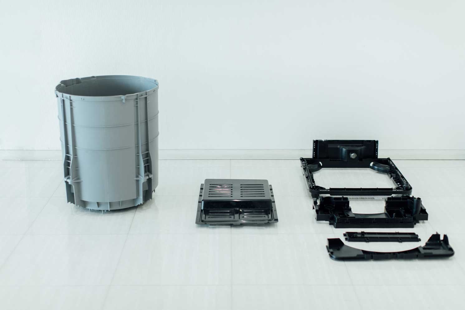 再生プラスチックが使用されている部品が並べて置いてある写真