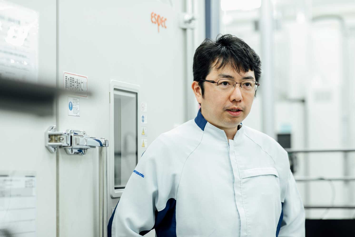 話している堀木泰佑の写真