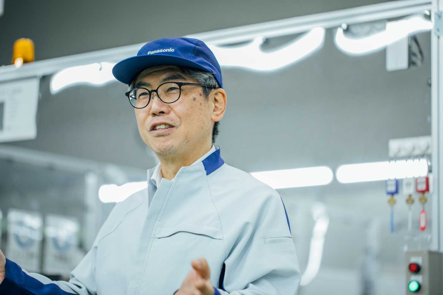 作業服を着て話している山内大さんの写真