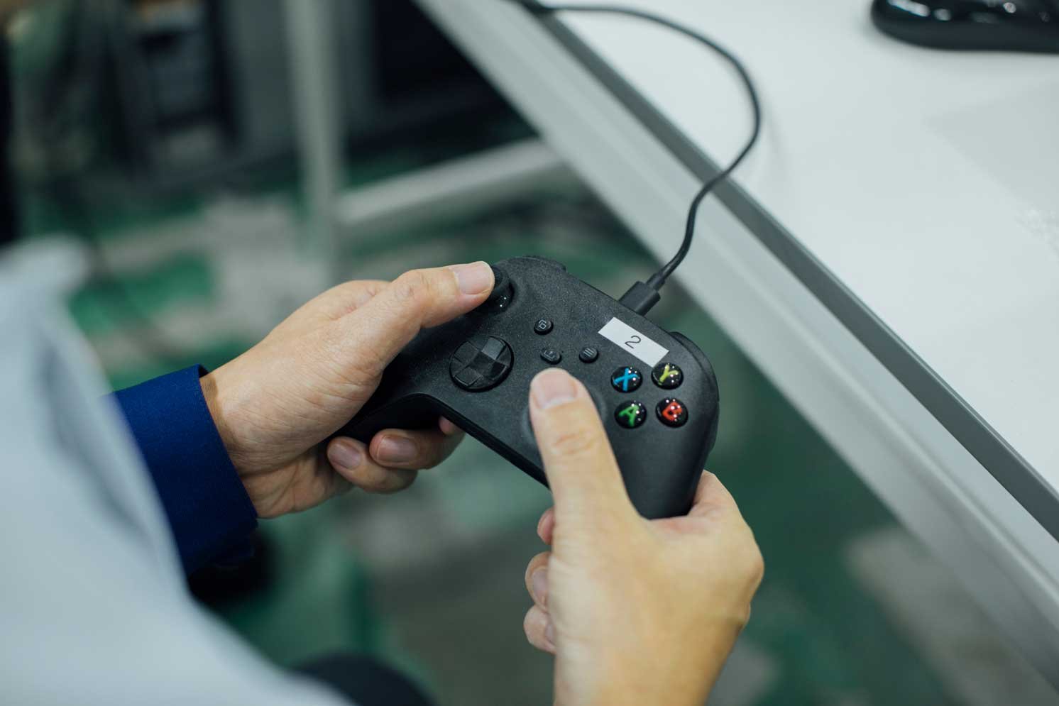 ゲームコントローラーを操作している様子の写真