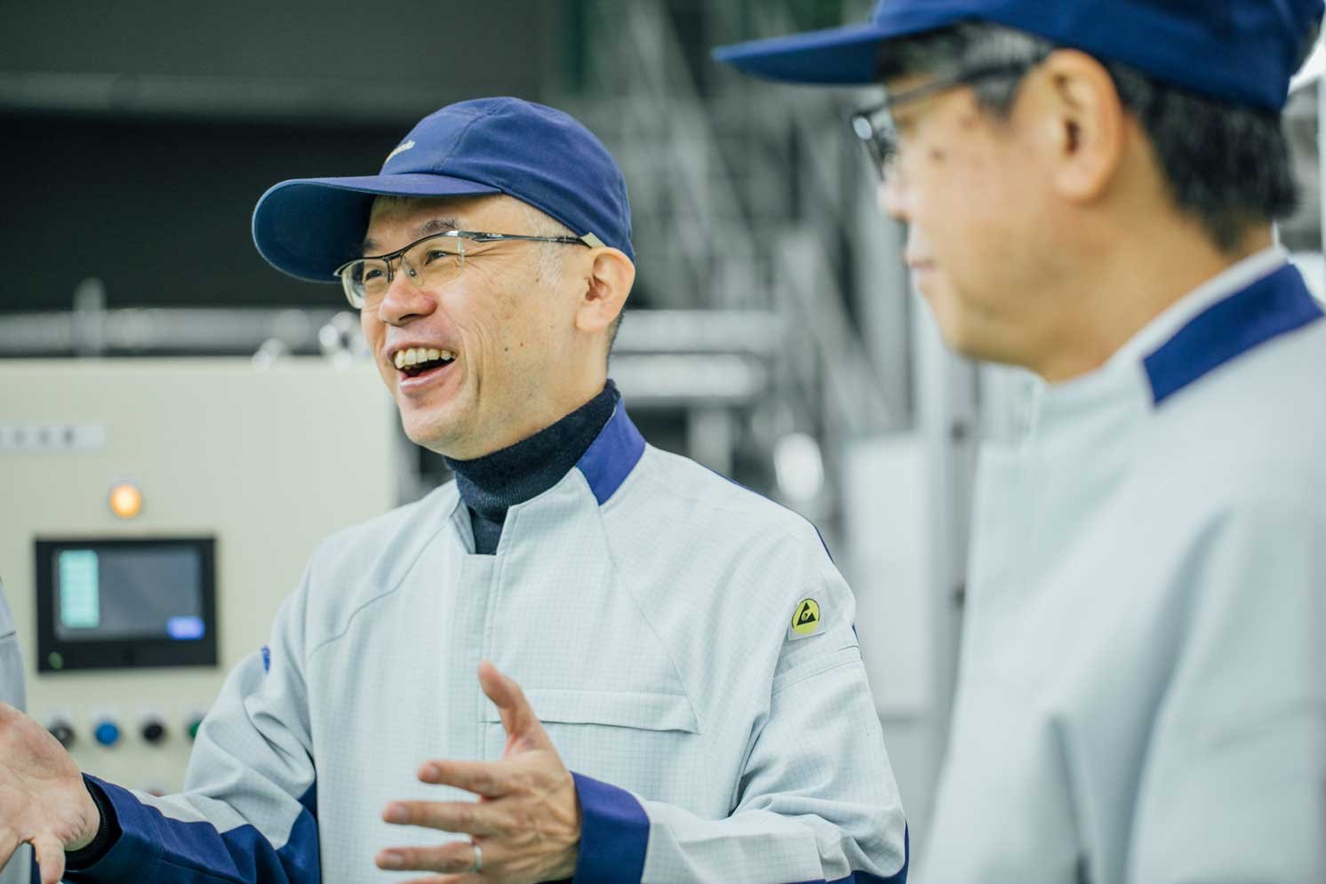 笑顔で話している楠元寛史さんと隣で話を聞いている山内大さんの写真