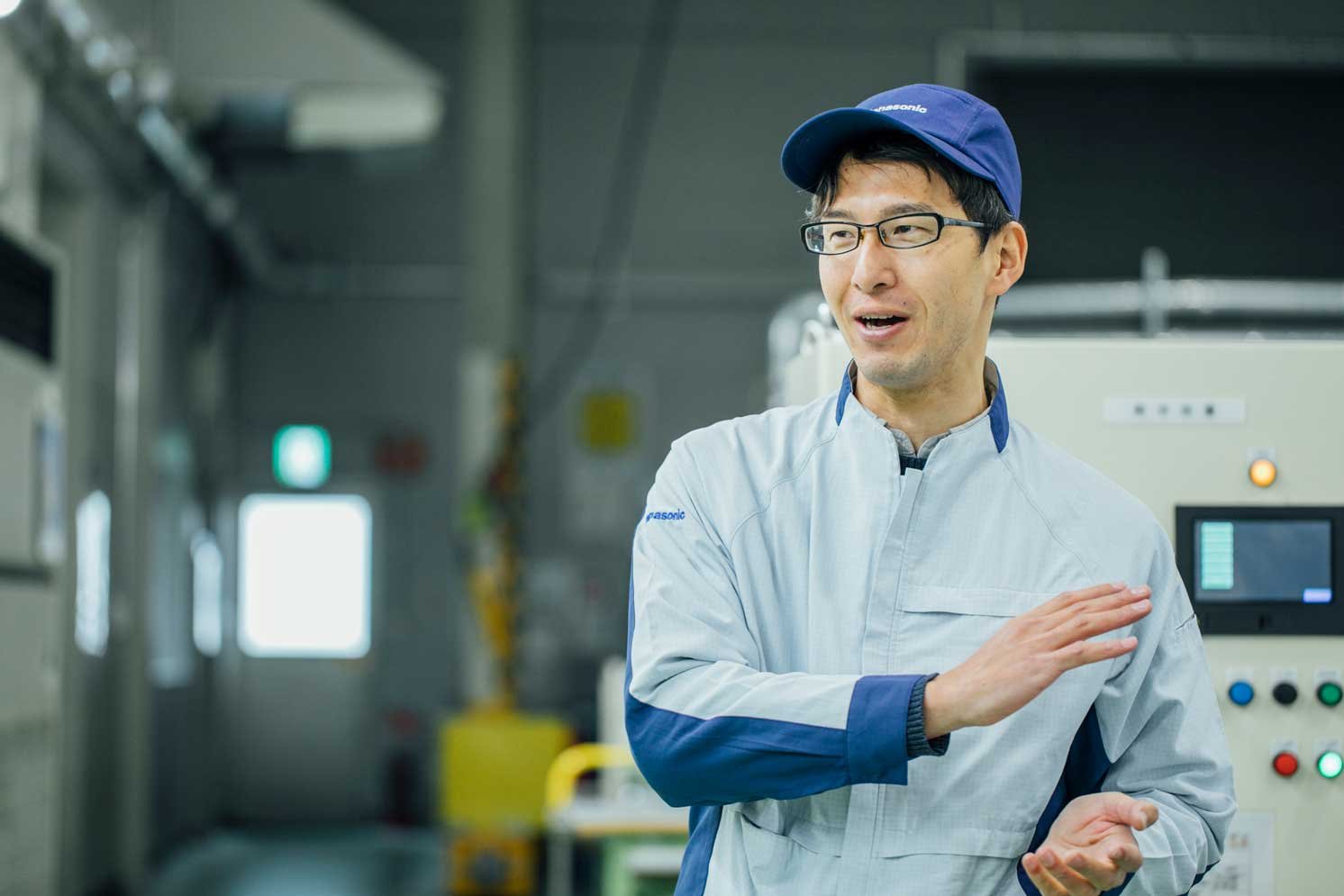 作業服を着て話している古川卓さんの写真