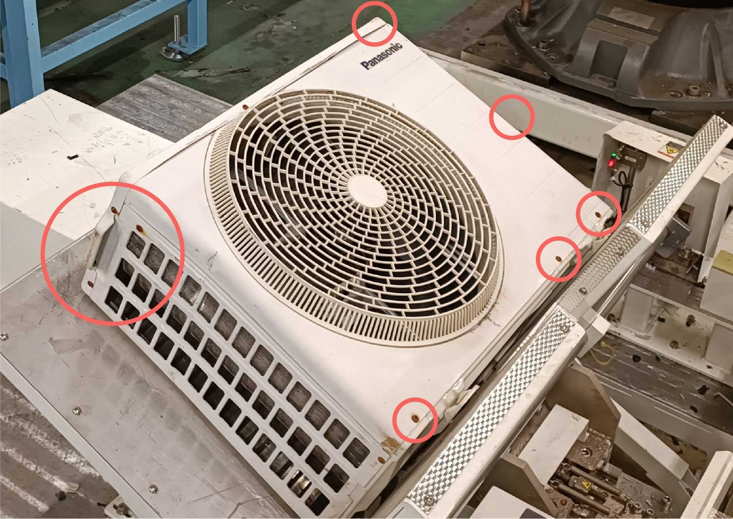 ネジで固定されているエアコンの室外機の写真