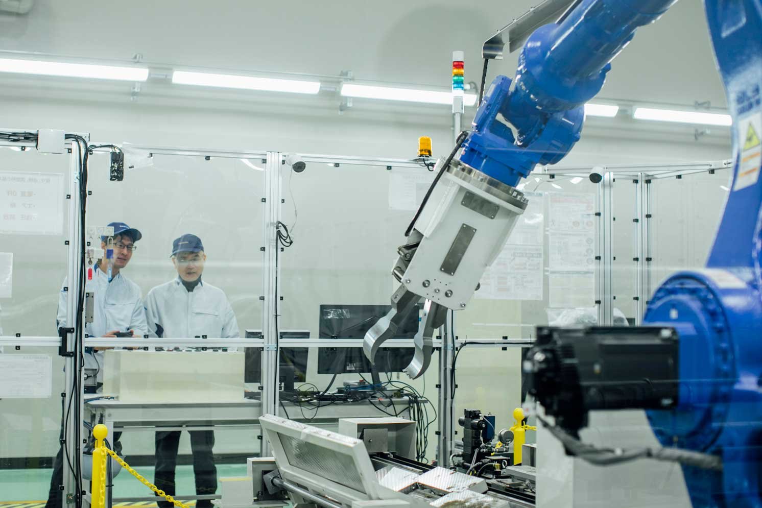 ロボットアームを操作している様子の写真