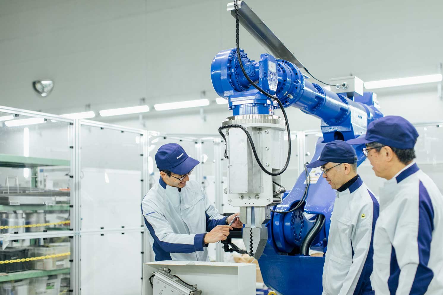 ロボットアームを確認している古川卓さんと楠元寛史さんと山内大さんの様子の写真