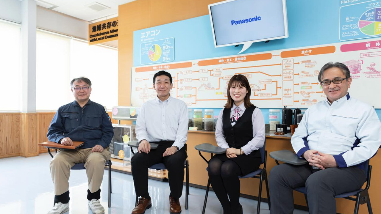 座って笑顔をカメラに向ける大坪達弘、小島厳、藤原みのり、筒井裕二の写真