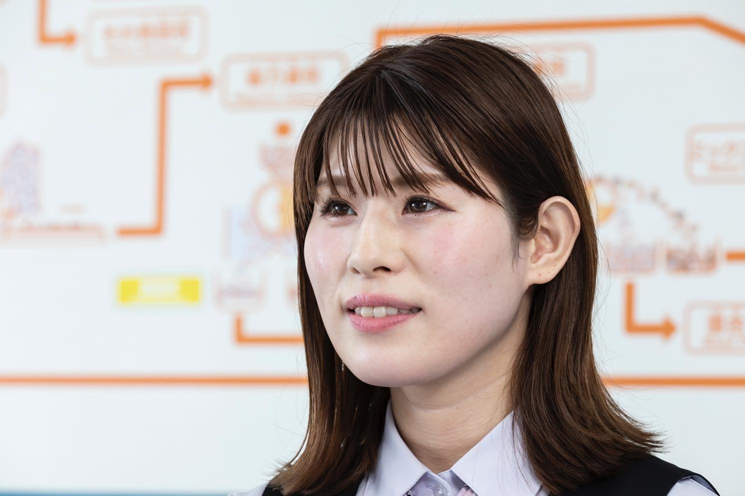 PETECの工場見学の案内や出前授業を担当する藤原みのりの写真