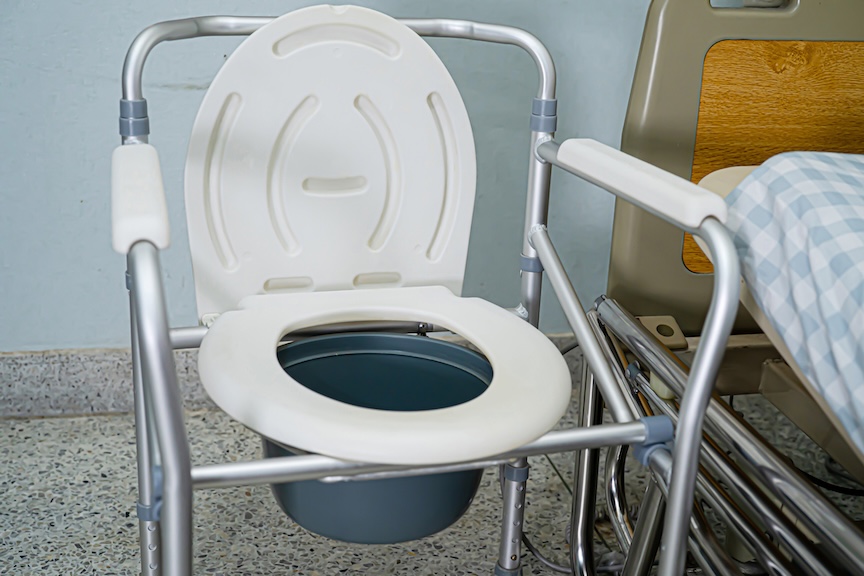 金属製タイプのポータブルトイレの写真
