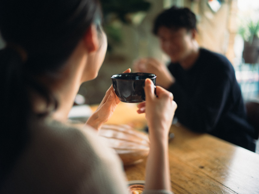 夫婦が会話するイメージ写真