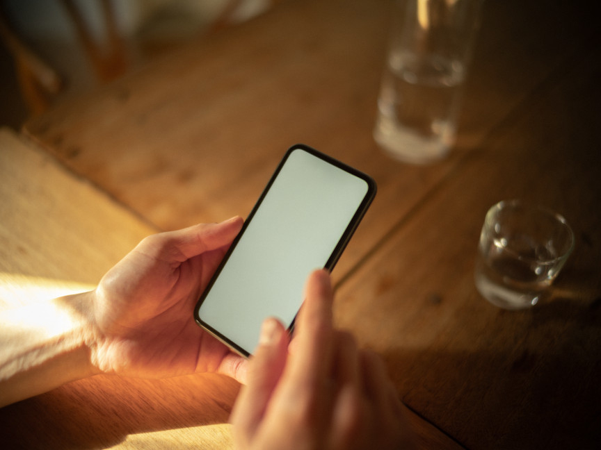 スマホを見ているイメージ