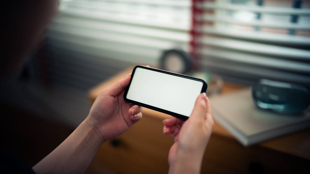 スマートフォンを見ている様子