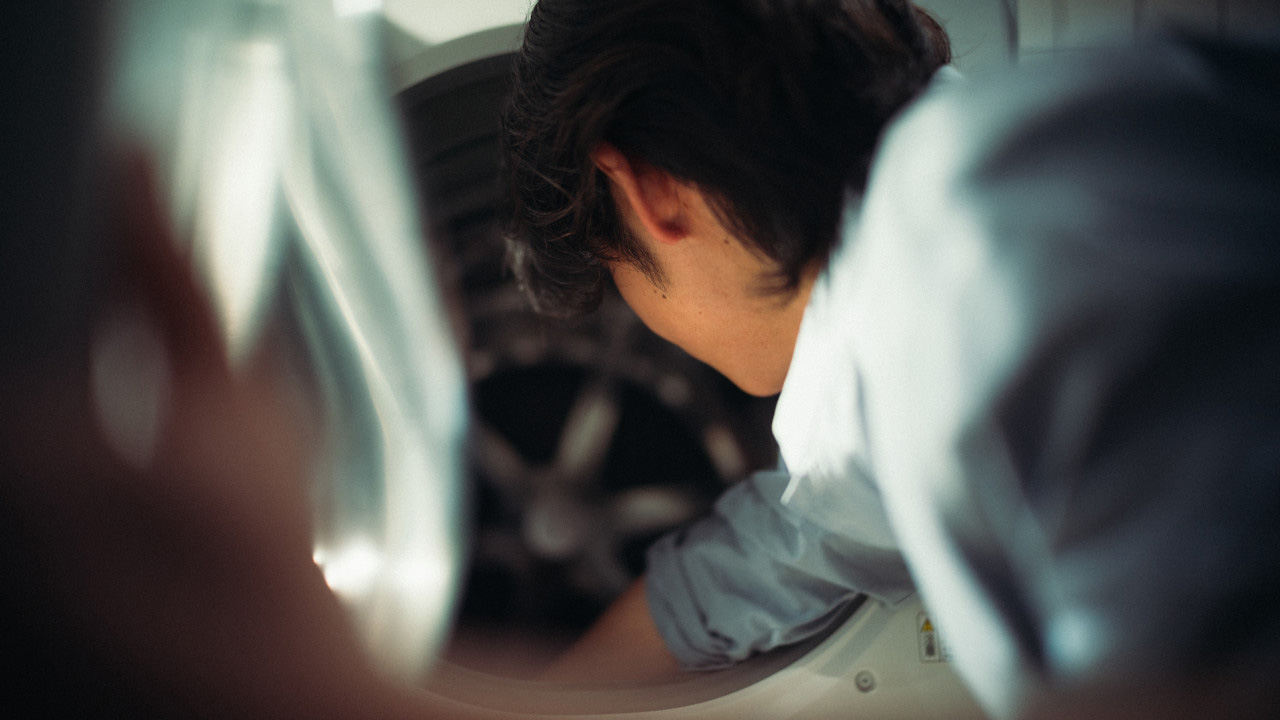 洗濯機の蓋を開けている様子