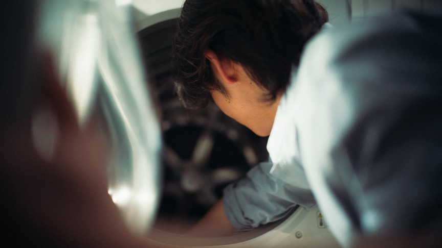 洗濯機の蓋を開けている様子