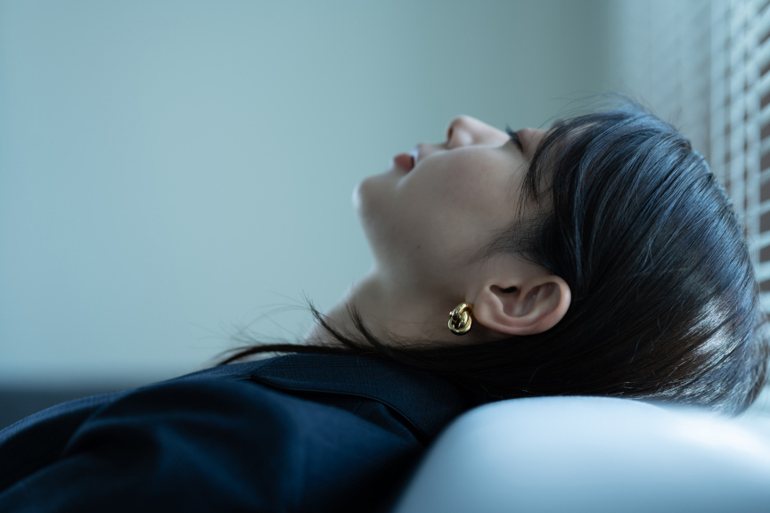 枕に頭をのせている様子