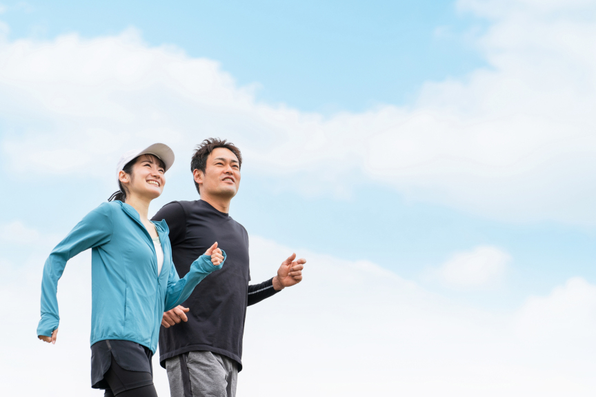 写真：女性と男性がウォーキングをしているイメージ