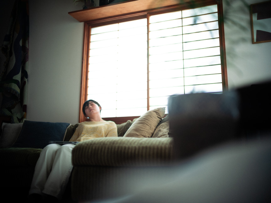 写真：女性がソファに座っているイメージ