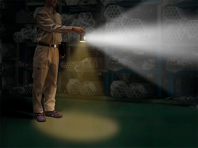 写真:暗い倉庫内で「強力マルチライト」を利用している男性