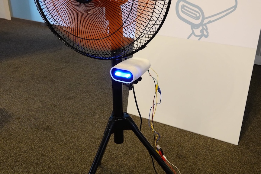 扇風機に設置された「クリップオン空気清浄機」の写真