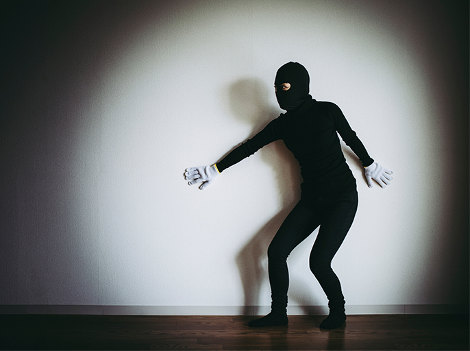 忍び寄る黒ずくめの人物の写真