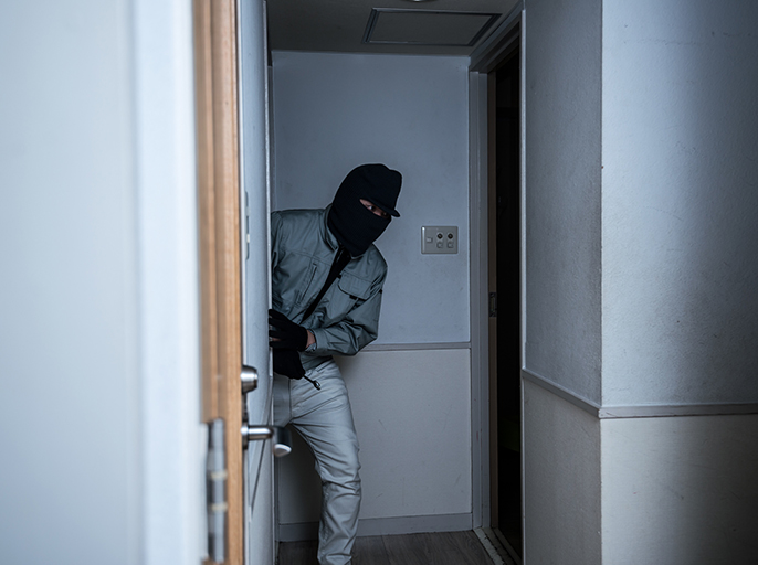 室内に忍び込もうとしている人物の写真