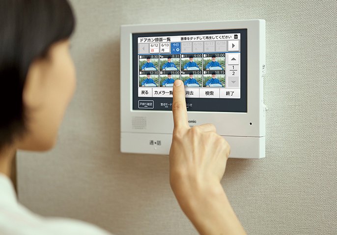 写真：テレビドアホンで録画を確認しているイメージ