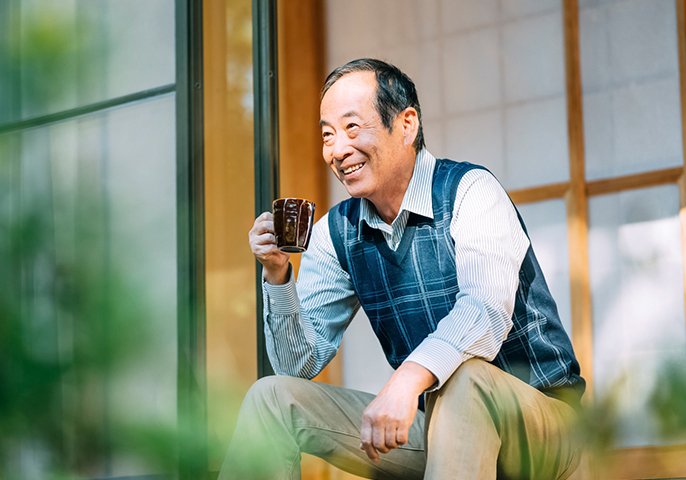 縁側でくつろぐ男性の写真