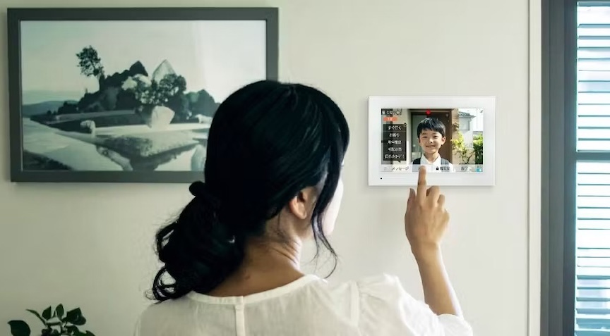 インターホンに出る女性の写真