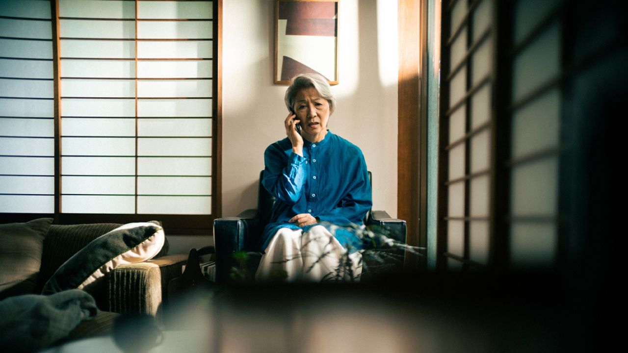 電話をしている高齢女性の写真