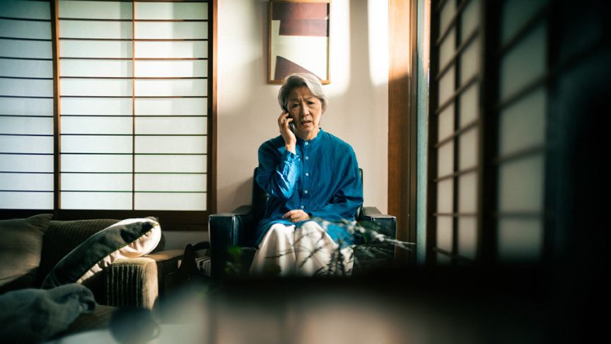電話をしている高齢女性の写真