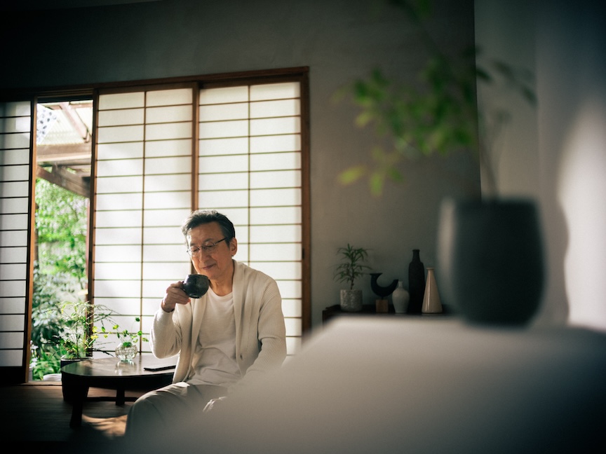 高齢の男性が飲み物を飲んでいる写真