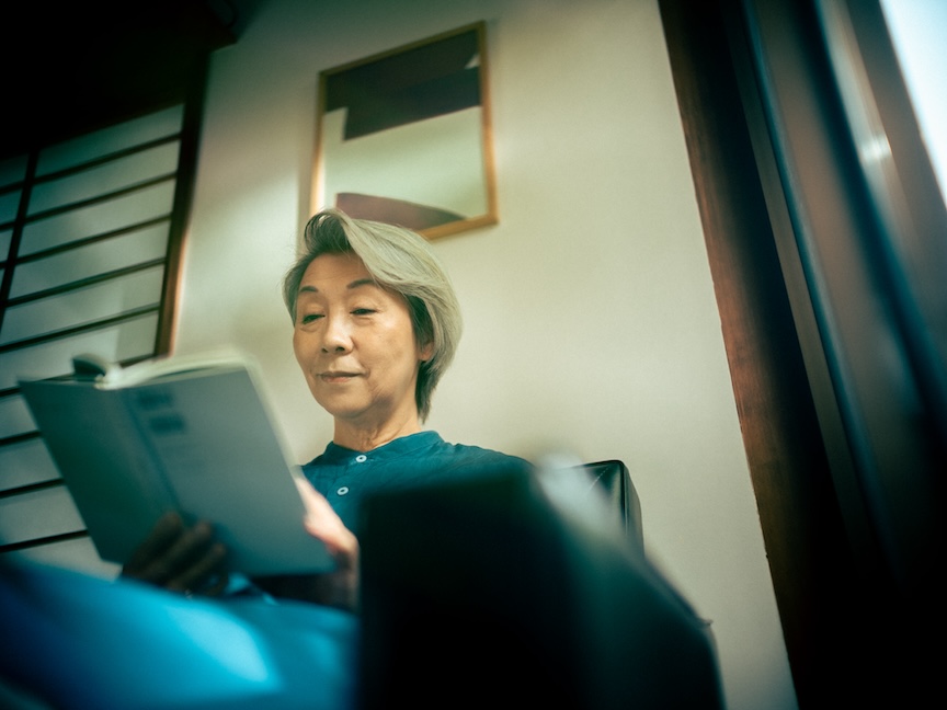 高齢の女性が本を読んでいる写真