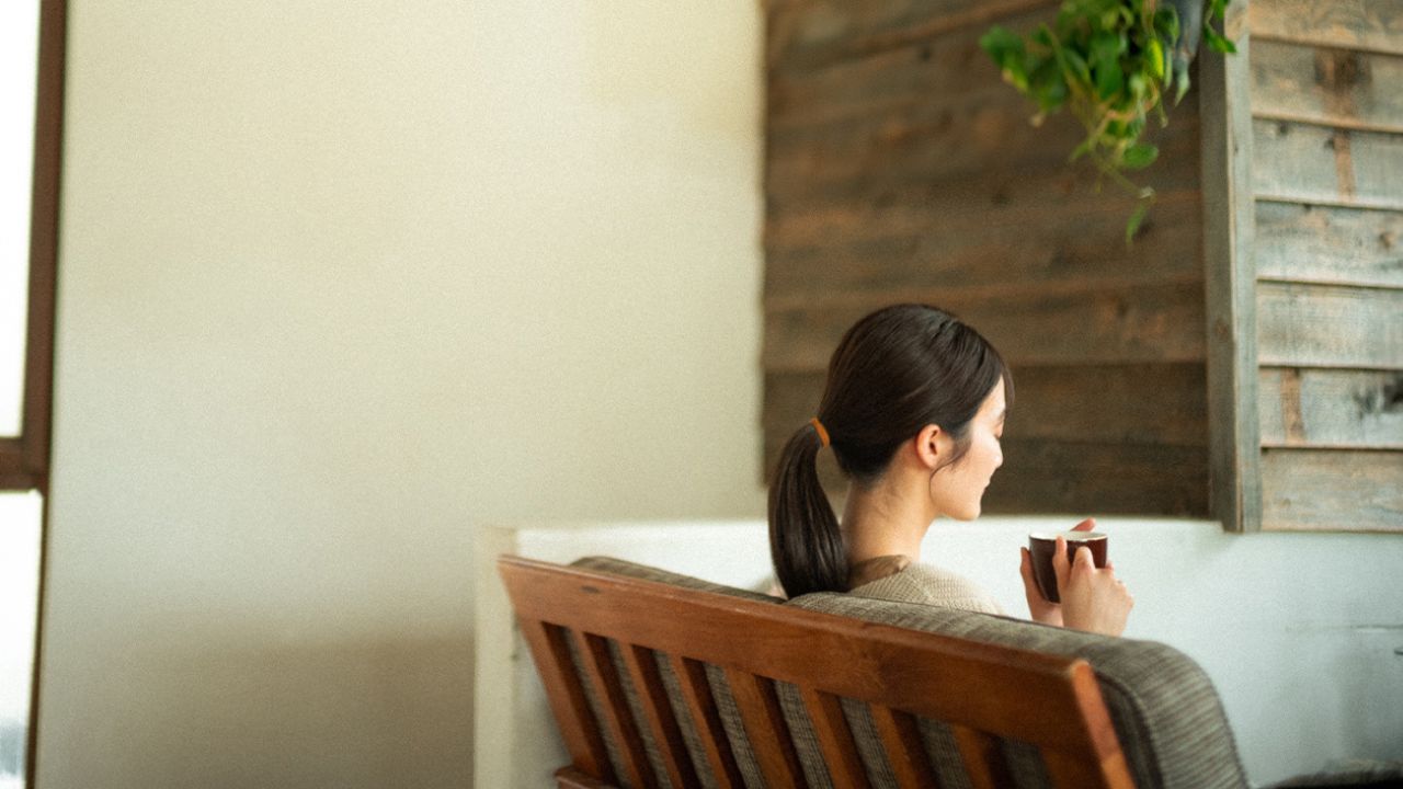 ソファで過ごしている女性の写真