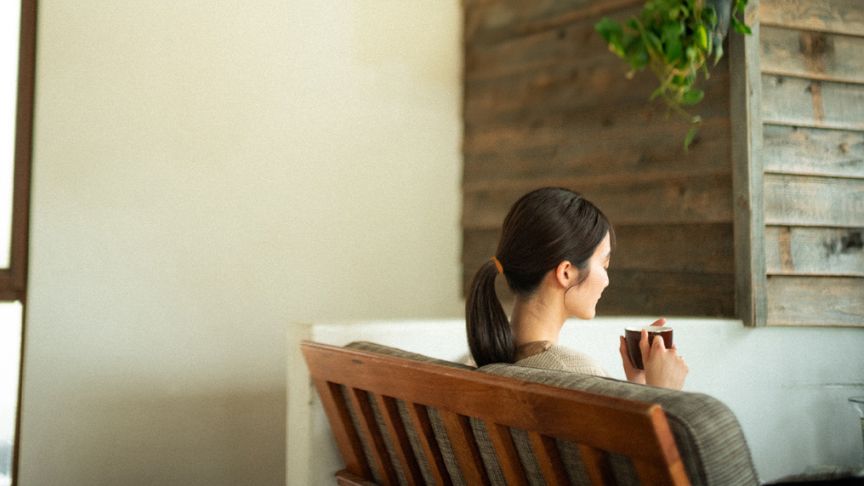 ソファで過ごしている女性の写真