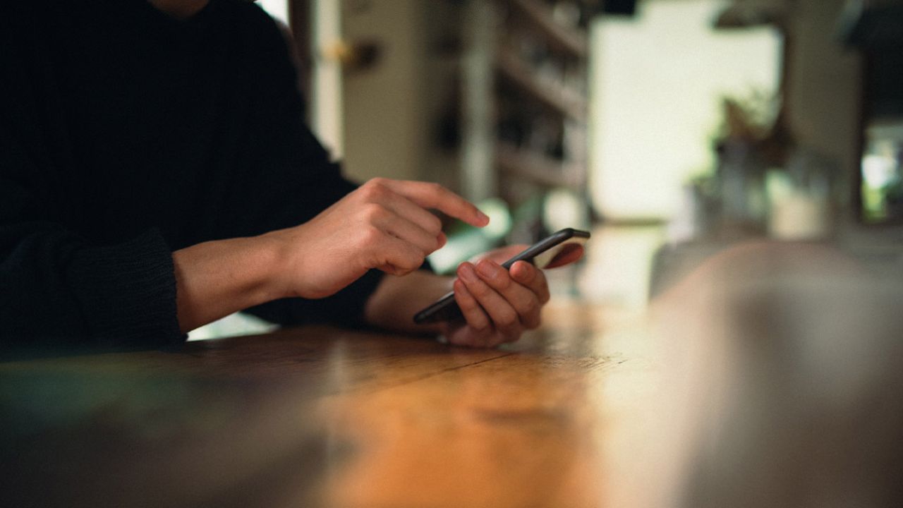 スマホを操作する人の手元の写真