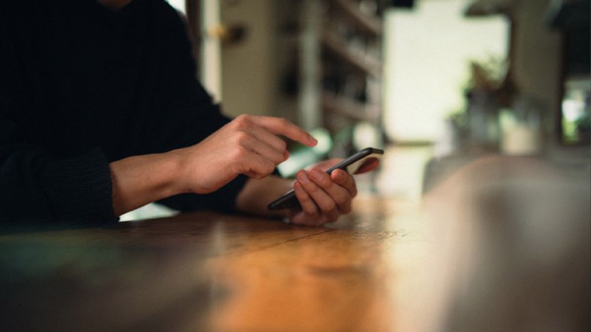 スマホを操作する人の手元の写真