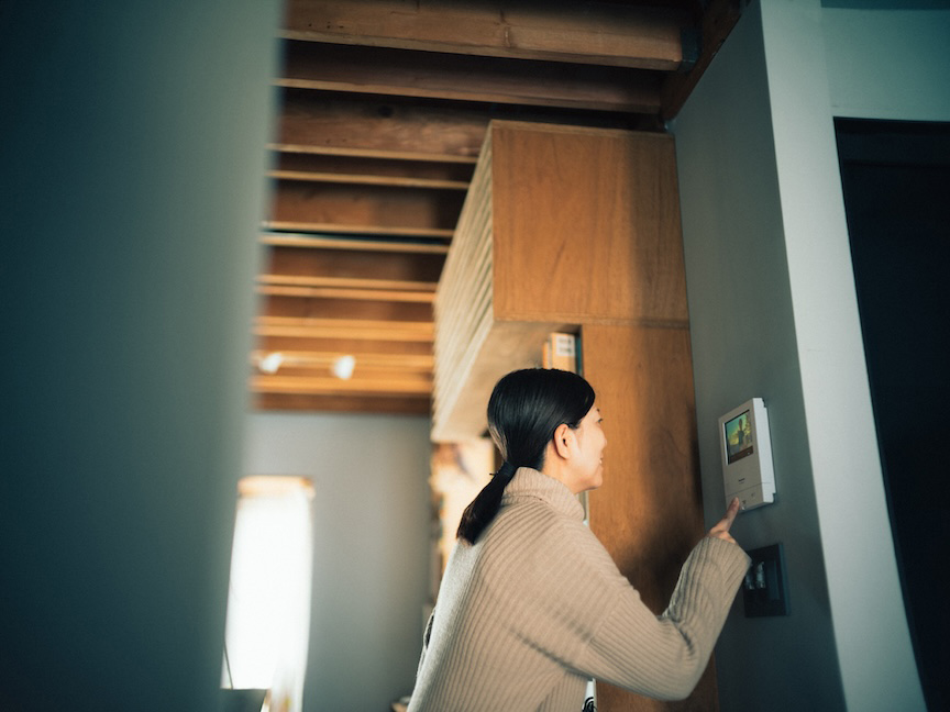 写真：インターホンを操作する様子