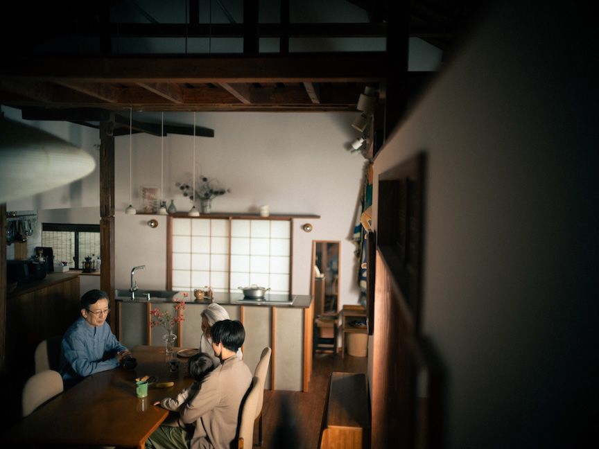 写真：家族がリビングで話している様子