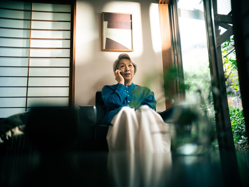 写真：お年寄りが電話をしている様子