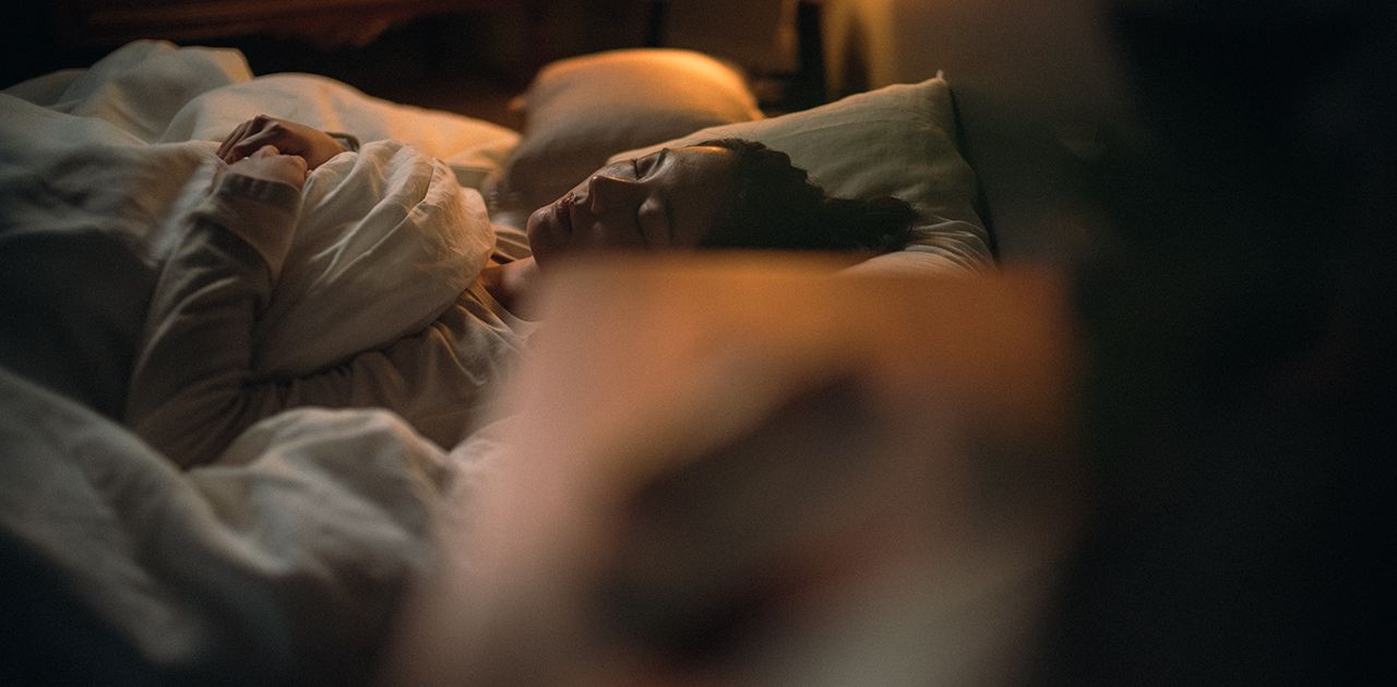 女性が寝ている様子の写真